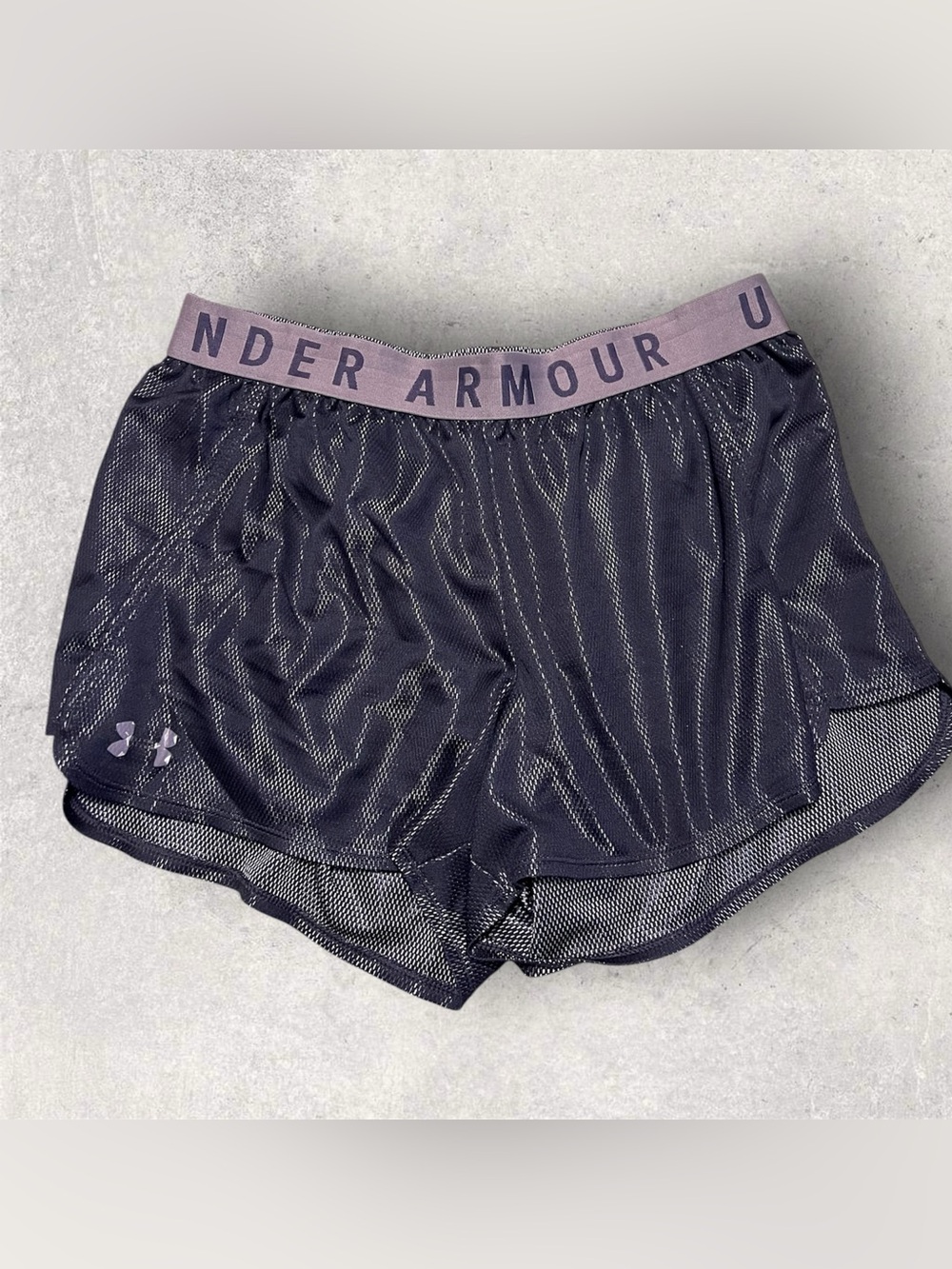 Under Armour Shorts Womens Medium Black HeatGear - Picture 1 of 4